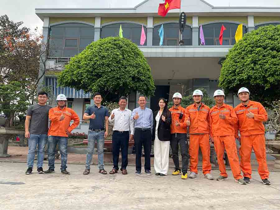 Đội ngũ kỹ thuật Z4XANH Energy thi công hệ thống điện mặt trời chuyên nghiệp