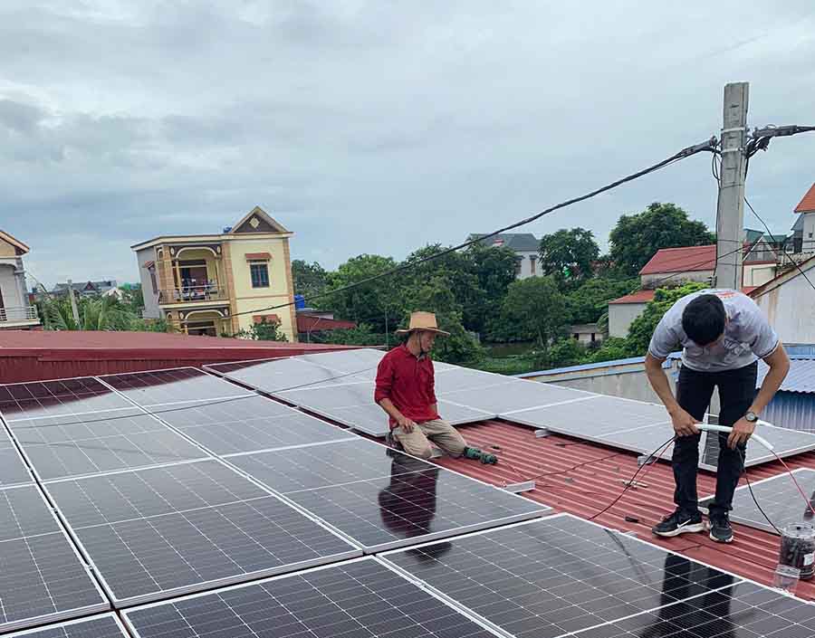 Đội thi công lắp đặt hệ thống điện mặt trời