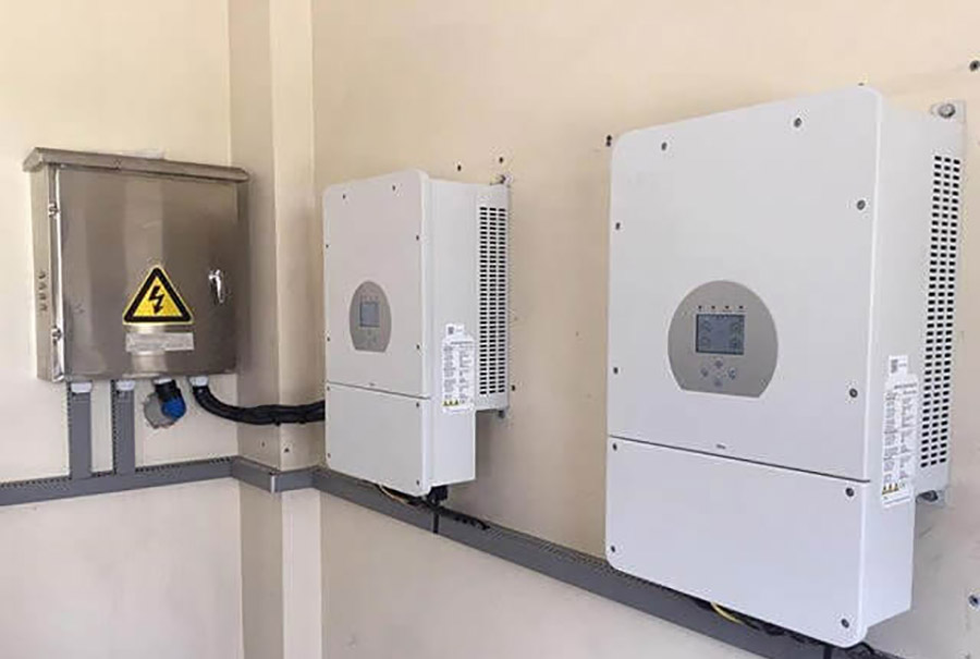 Inverter hybrid Deye 5kW với pin lưu trữ điện cho hệ thống năng lượng mặt trời