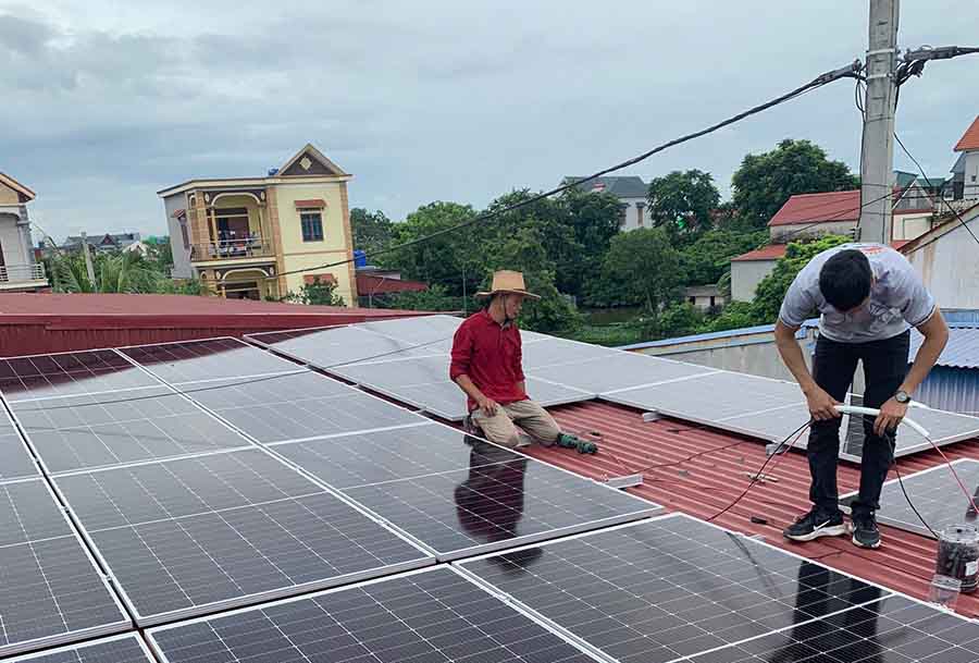 Kỹ sư Z4XANH lắp đặt hệ thống điện mặt trời tại công trình thực tế