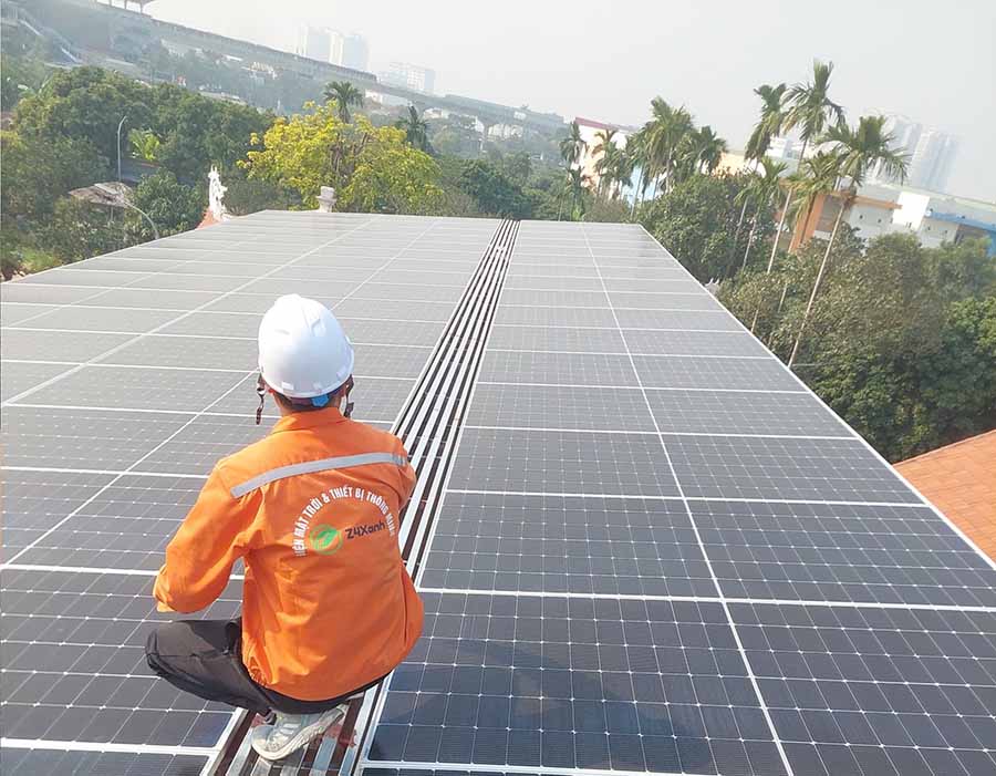 Kỹ thuật viên đang lắp đặt hệ thống điện mặt trời 5kW