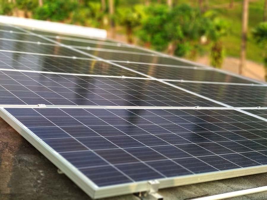 Lắp đặt hệ thống pin mặt trời JA Solar cho hộ gia đình và doanh nghiệp.