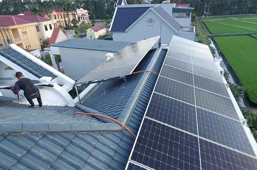 Kỹ thuật viên Z4XANH Energy lắp đặt hệ thống điện mặt trời 40kW