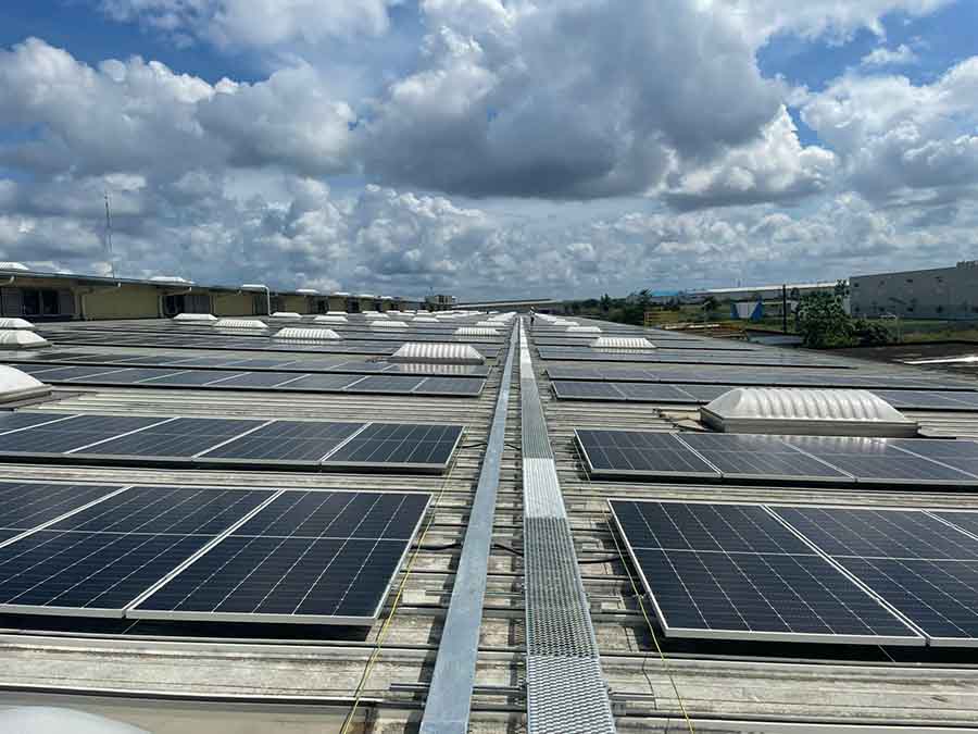 Tấm pin mặt trời Jinko Solar được lắp đặt tại khu công nghiệp.