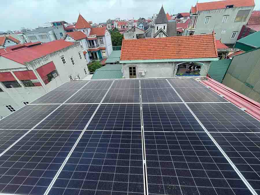 Tấm pin 550W hiệu suất cao, tuổi thọ lên tới 25 năm.