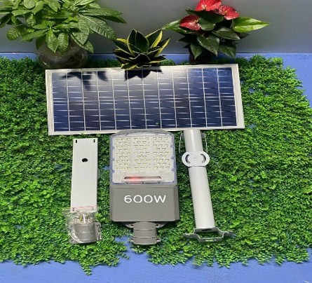 ĐÈN BÀN CHẢI NĂNG LƯỢNG MẶT TRỜI CT 600W