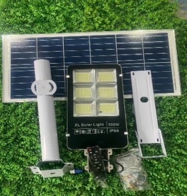 ĐÈN BÀN CHẢI NĂNG LƯỢNG MẶT TRỜI BC 300W