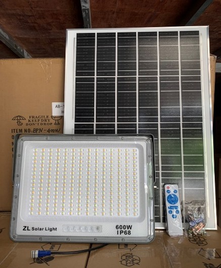 ĐÈN PHA BÁO PIN NĂNG LƯỢNG MẶT TRỜI PHA MỚI 600W