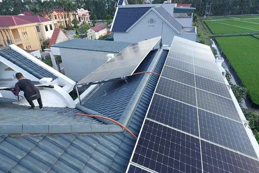 Kỹ thuật viên của Z4XANH Energy đang lắp đặt và kiểm tra inverter điện mặt trời