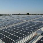 Hình ảnh tấm pin mặt trời JA Solar với công nghệ Mono PERC hiện đại.