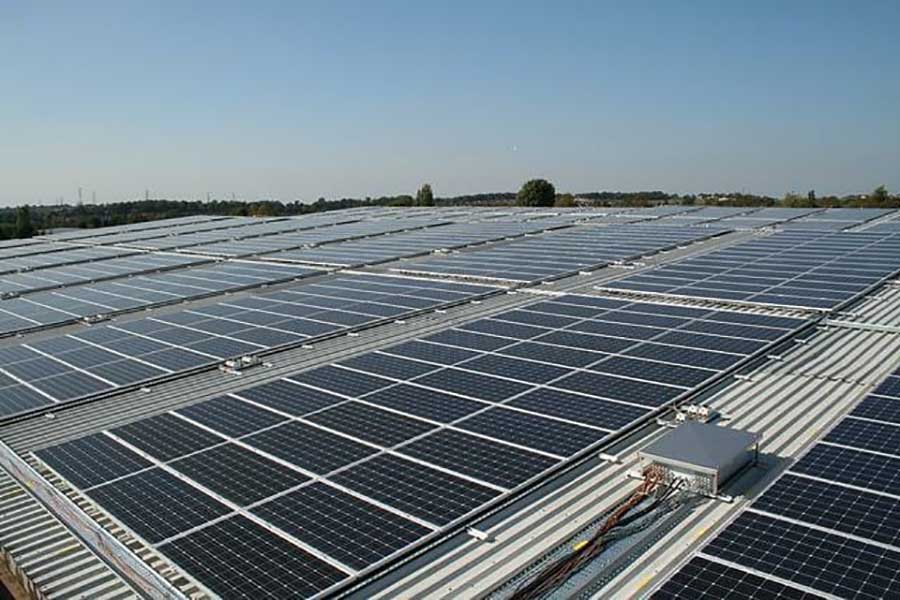 Hình ảnh tấm pin mặt trời JA Solar với công nghệ Mono PERC hiện đại.